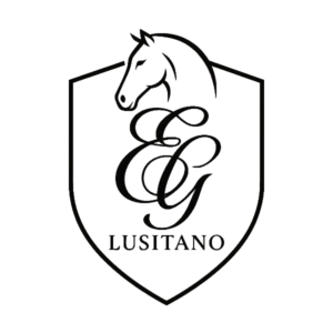 Logo en forme de blason noir contenant un profil de tête de cheval, les lettres calligraphiées EG et l'inscription LUSITANO, sur fond transparent.